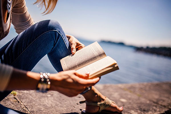 Lire au bord de mer