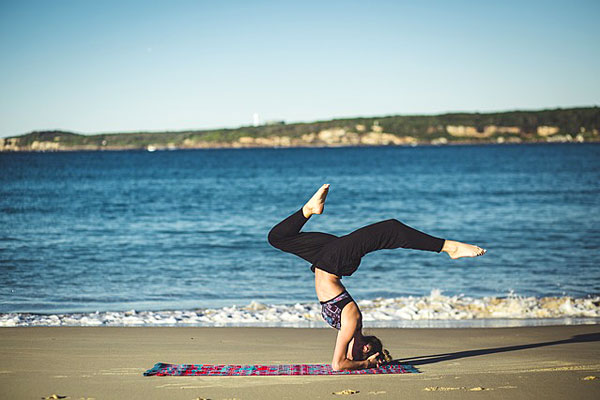 Yoga équilibre zen sur la plage
